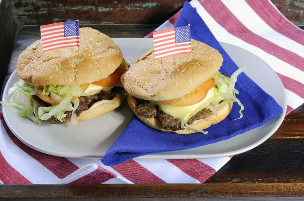 USA Cuatro de Julio Hamburguesas en Bandeja de Madera —  Fotos de Stock