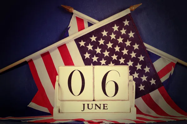 Календарь Дня "Д" в стиле ретро и флаги США и Великобритании — стоковое фото