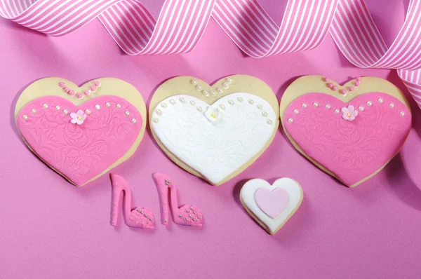Bride and grrom wedding party heart cookies — Stock Photo, Image