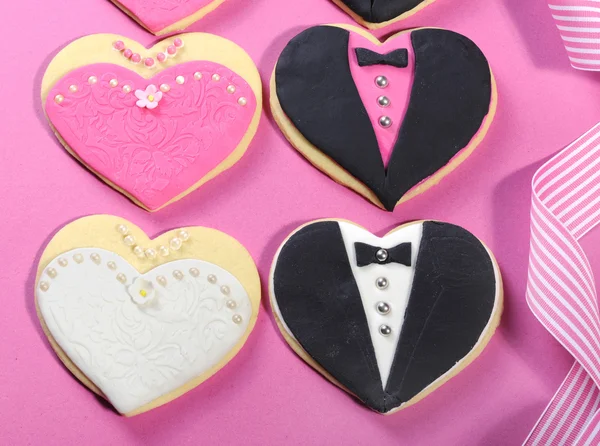 Bride and grrom wedding party heart cookies — Stock Photo, Image