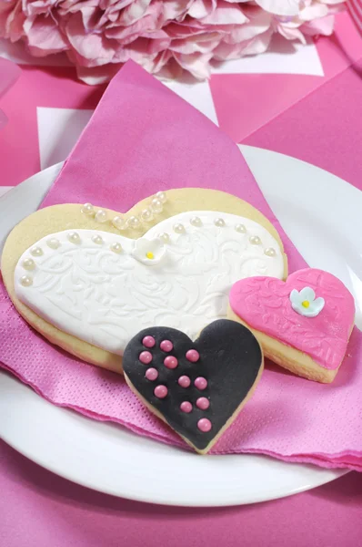 Bride and grrom wedding party heart cookies — Stock Photo, Image