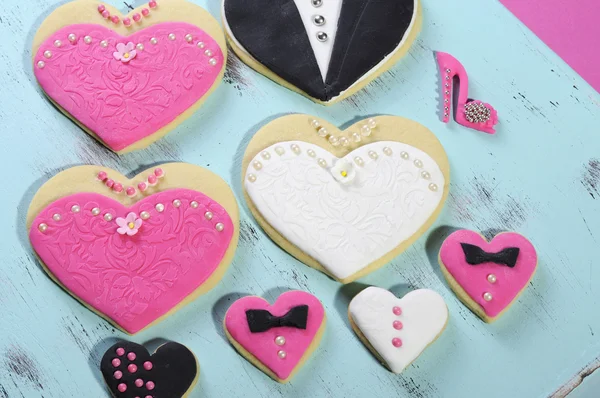 Bride and grrom wedding party heart cookies — Stock Photo, Image