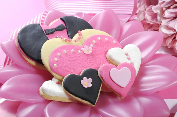 Bride and grrom wedding party heart cookies — Stock Photo, Image