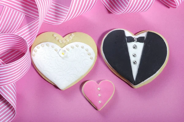 Bride and grrom wedding party heart cookies — Stock Photo, Image