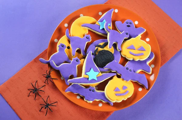 Fröhliche lila und orangefarbene Plätzchen zu Halloween — Stockfoto