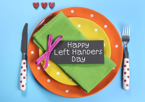 Happy Lefthanders Day, pour le 13 août, Journée internationale des gauchers, mise en table à l'envers — Photo