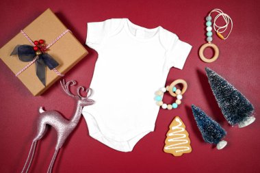 Noel kırmızı temalı ürün pembe ren geyikleri, hediye, kurabiye ve ağaçlarla birlikte..