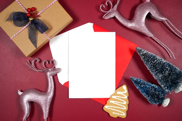 Χριστουγεννιάτικο κόκκινο προϊόν θέμα mockup με ροζ τάρανδους, δώρο, μπισκότα και δέντρα. — Φωτογραφία Αρχείου