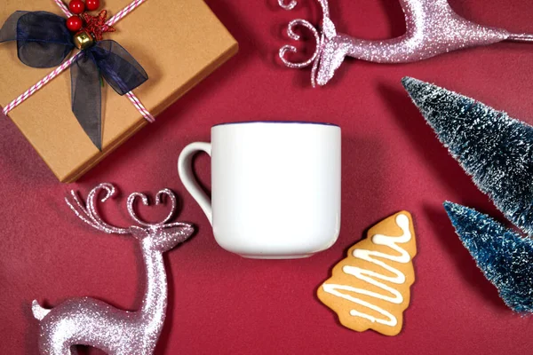 Kerst rode thema product mockup met roze rendieren, cadeau, koekjes en bomen. — Stockfoto