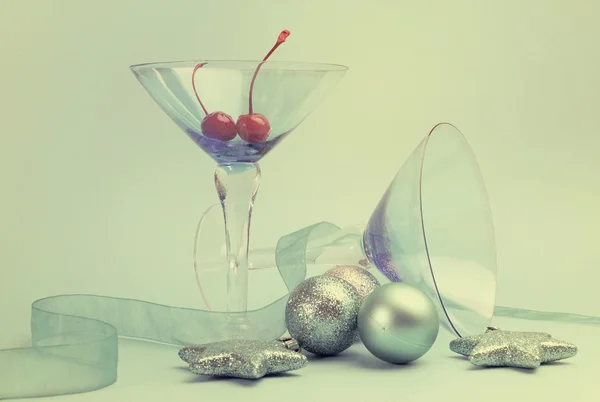 Espíritu festivo azul martini cocktai vasos con maraschino rojo —  Fotos de Stock