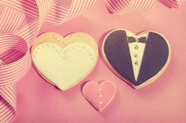 ピンク、白と黒の彼のおいしい結婚式パーティーの花嫁と花婿 — ストック写真