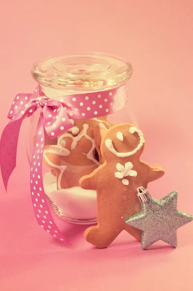 Merry Christmas festive gingerbread men in glass cookie jar with — Stock Photo, Image