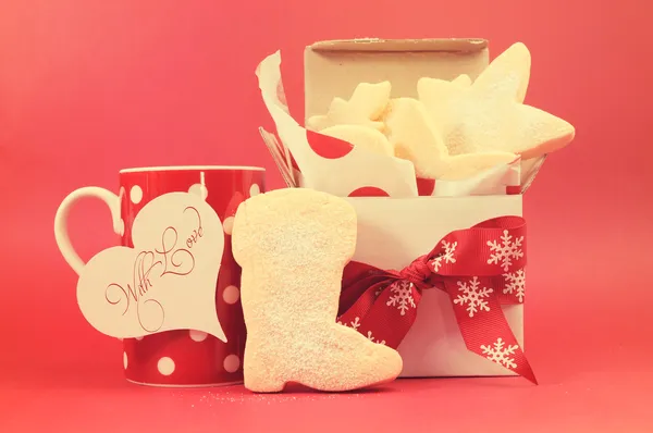 Zelfgemaakte biscuit shortbread koekjes met kopje thee of koffie wi — Stockfoto