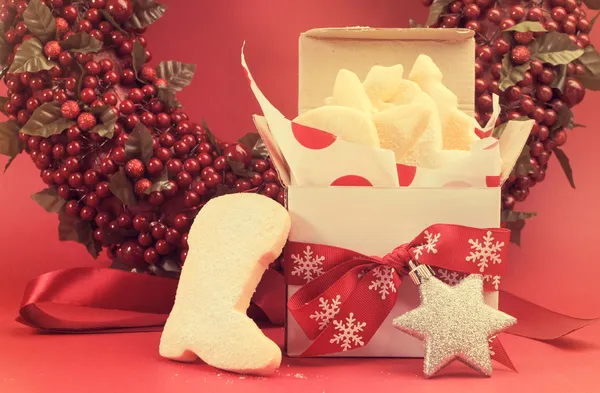 Weihnachtsgeschenk-Schachtel mit Shortbread-Keks-Plätzchen mit festlichen oder — Stockfoto