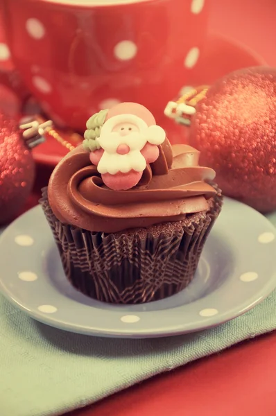 Weihnachten Schokolade Cupcakes mit Weihnachtsgesichtern gegen ein rotes Fest — Stockfoto