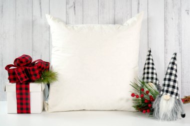 Noel Çiftliği tarzı ürün modeli. Kırmızı yay ve cücelerle..