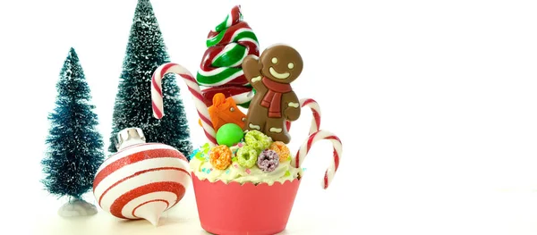 En la tendencia de dulces tierra festivos cupcakes de Navidad . —  Fotos de Stock