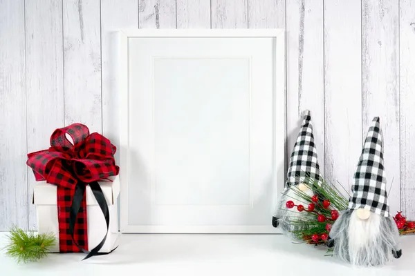 Χριστούγεννα Farmhouse style προϊόν mockup με κόκκινο καρό τόξο δώρο και ξωτικά. — Φωτογραφία Αρχείου