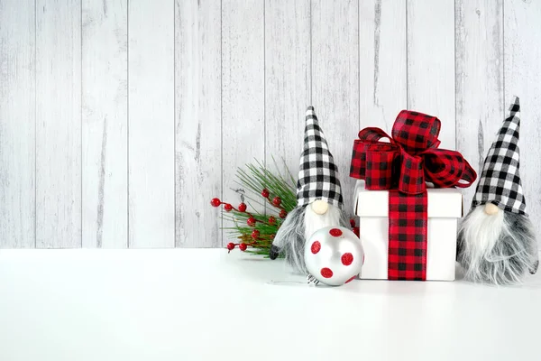Christmas Farmhouse styl pozadí s červeným kostkovaným lukem dárek a skřítci. — Stock fotografie