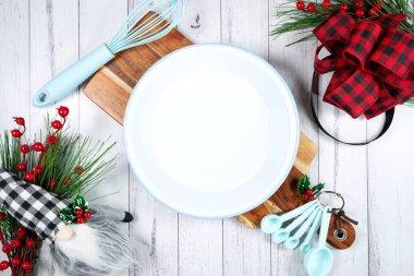 Noel Çiftliği tarzı ürün modeli. Kırmızı yay ve cücelerle..