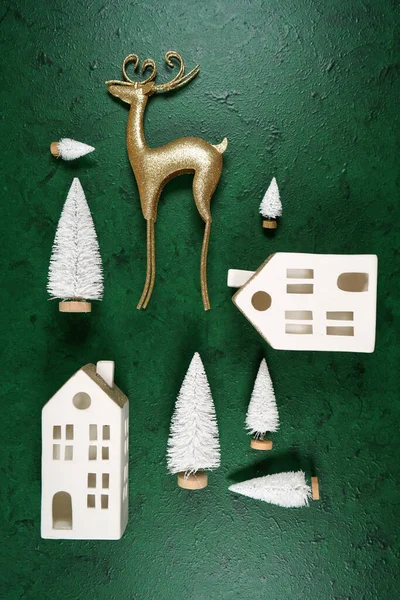 Fondo de adornos navideños decorado con renos dorados y casas de pueblo. — Foto de Stock