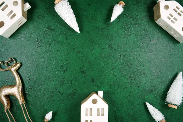 Natale incorniciato sfondo bordo in stile con case di villaggio e renne d'oro. — Foto Stock