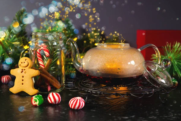 Té de especias tradicionales de Navidad con luces bokeh. — Foto de Stock