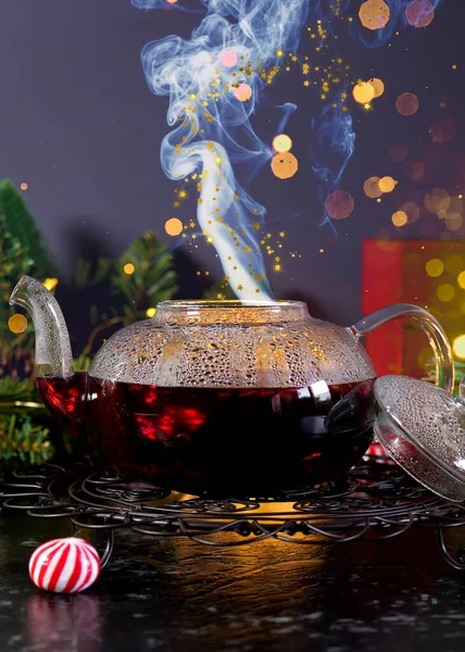 Té de especias tradicionales de Navidad con luces bokeh. — Foto de Stock