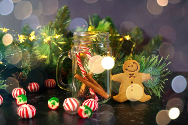 Weihnachten traditioneller Gewürztee mit Bokeh-Lichtern. — Stockfoto