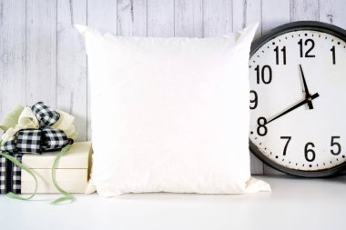 Beyaz ahşap arka planda çiftlik evi saati olan mutlu yeni yıl ürünleri..