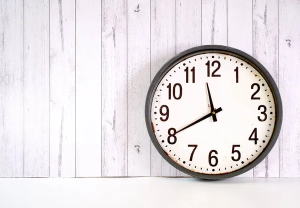 Feliz Año Nuevo reloj de granja sobre fondo de madera blanca. — Foto de Stock