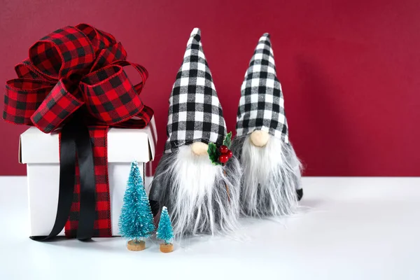 Boże Narodzenie dom czarny czerwony i biały krata sprawdzić krasnale i prezent. — Zdjęcie stockowe