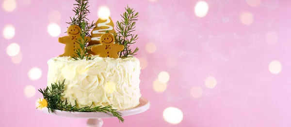 ピンクを背景にしたクリスマスジンジャーブレッドケーキ. — ストック写真