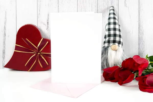 Valentinstag Produkt-Attrappe mit Bauernhaus-Thema auf weißem Holz Hintergrund. — Stockfoto
