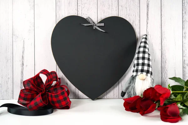 Valentinstag Produkt-Attrappe mit Bauernhaus-Thema auf weißem Holz Hintergrund. Stockbild