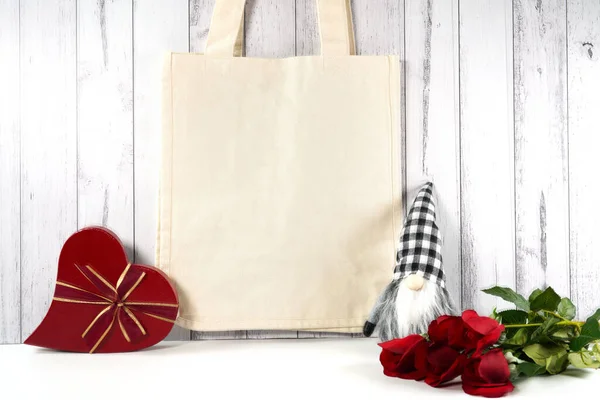 Valentijnsdag product mockup met boerderij thema op witte houten achtergrond. Stockfoto