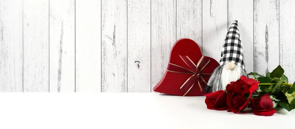 Valentinstag Produkt-Attrappe mit Bauernhaus-Thema auf weißem Holz Hintergrund. lizenzfreie Stockbilder
