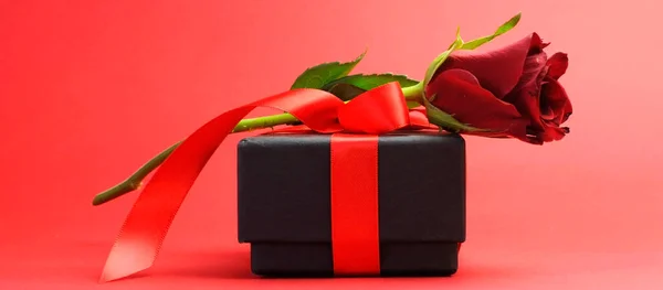 Gelukkige Valentijnsdag geschenk en roos banner Rechtenvrije Stockafbeeldingen