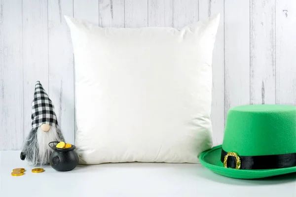 St. Patricks Day Produktattrappe mit Bauernhausmotiv auf weißem Holzhintergrund. — Stockfoto