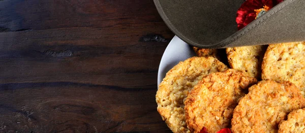 Sombrero del ejército australiano y galletas tradicionales de Anzac —  Fotos de Stock