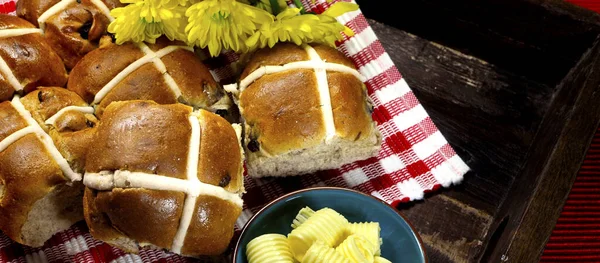 Heerlijke Engelse stijl Happy Easter Hot Cross Buns — Stockfoto