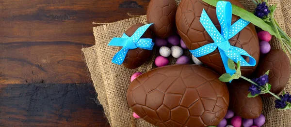 Frohe Ostern mit Schokoladeneiern — Stockfoto