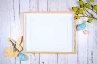 Beyaz ahşap arka planda çiftlik evi temalı Paskalya ürünü..