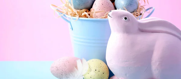 Conejo de Pascua con Cubo de Huevos Banner — Foto de Stock