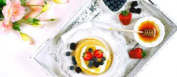 Bandeja de desayuno panqueque en la mesa con jarabe y banner de frutas de arándanos. —  Fotos de Stock