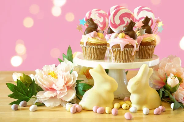 Easter theme candy land drip cupcakes in party table setting. — Stock Photo, Image