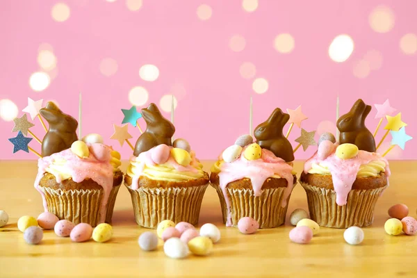 Pascua tema caramelo tierra goteo cupcakes en partido mesa ajuste . — Foto de Stock