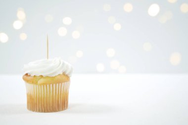 Cupcake Topper Mockup. Bokeh parti peri ışıklarıyla beyaz arkaplan.