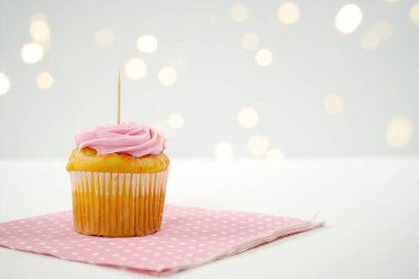 Cupcake Topper Mockup. Bokeh parti peri ışıklarıyla beyaz arkaplan.