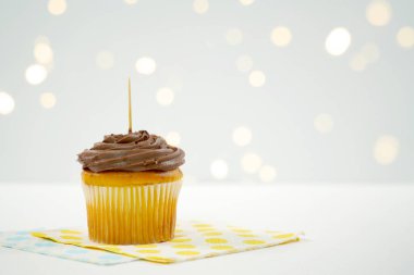 Cupcake Topper Mockup. Bokeh parti peri ışıklarıyla beyaz arkaplan.